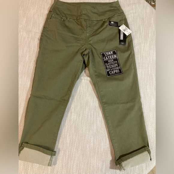 Pants - Capri size S. Army Green Color.